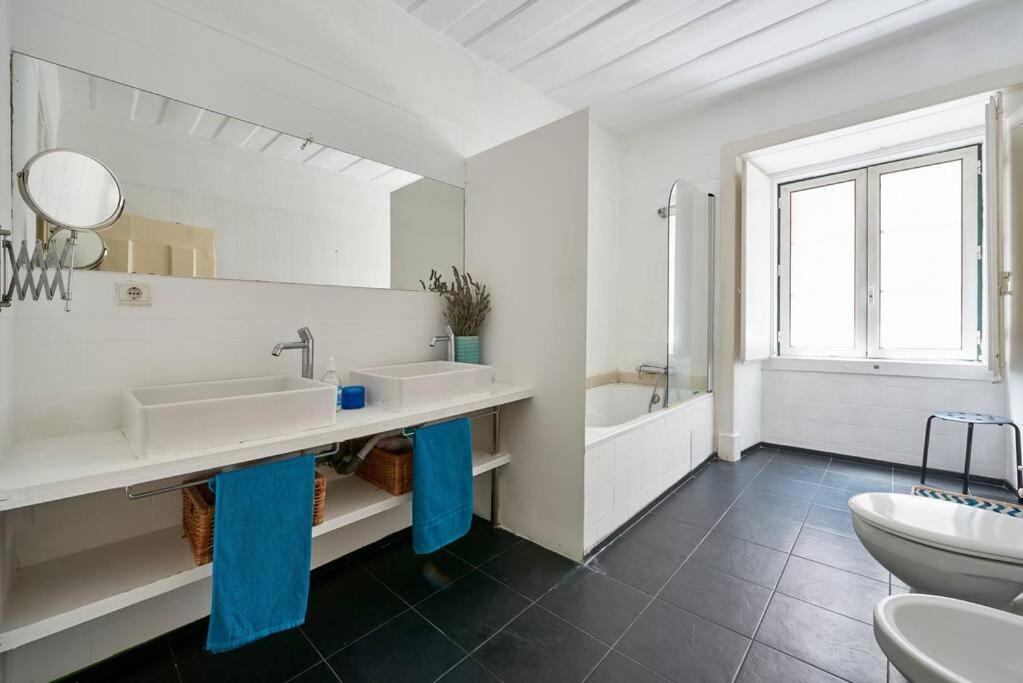 Stunning Apartment Near Chiado Lisbon Exterior photo