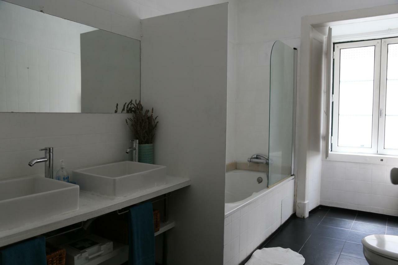 Stunning Apartment Near Chiado Lisbon Exterior photo